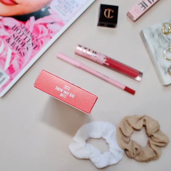 KYLIE COSMETICS ‘Snow Way To Be’ Matte Lip Kit - Picture 3 of 4